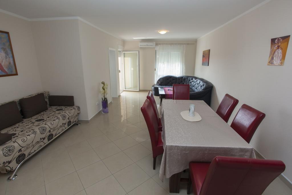 Apartments Damjanovic Makarska Room photo