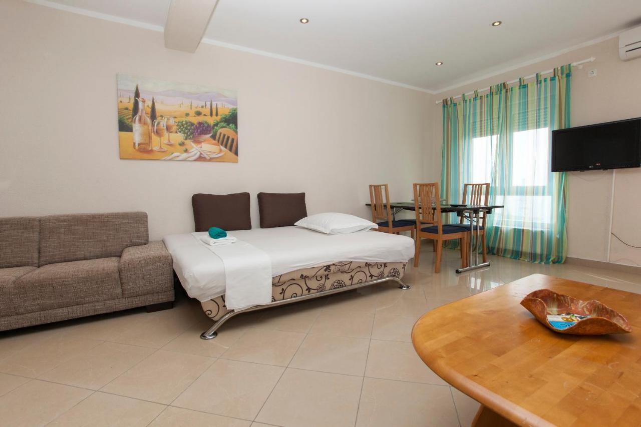 Apartments Damjanovic Makarska Room photo
